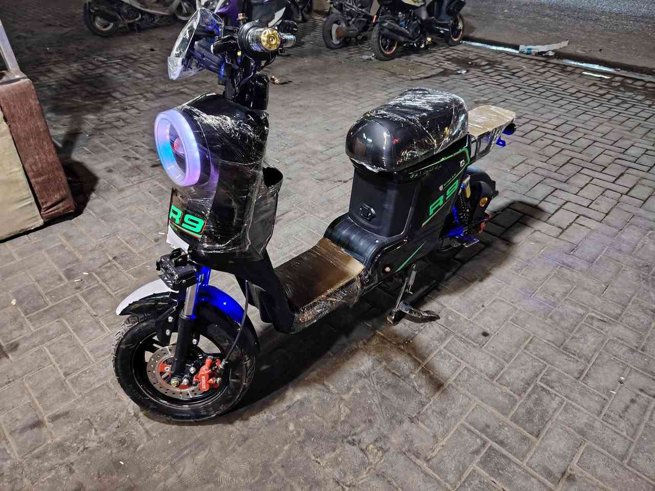 R9 2026 جاهزه 4 نمر 5 بطاريات 32 امبير البطاريات شرط الفحص بلاديات انه فاحصهن بأيدي شرط الشحن مالها 3 ايام يمشيك وين ما تريد الدراجه جديده كلشي شغال بيها
بيها نقص الكشن الوره وحساس الملف عاطل حالياً ما تمشي
بدللها حساس وتمشي عله الضمان غير الحساس انه اوكفلك
السعر 380 وبي مجال عنوان البصره 5ميل ***********
