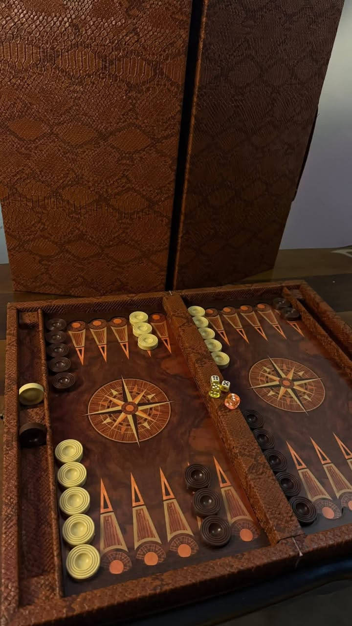 تعلن مكتبة حسين عن وصول وجبه ثانيه من طاولي جلد طاولي خشب بنسب الاسعار سعر طاولي جلد 15000الف 
وسعر طاولي خشب ب 13000الف 
العنون شارع مدرسة عشتار مجاور محطة ماي ارو نبع الفرات واتساب ***********
