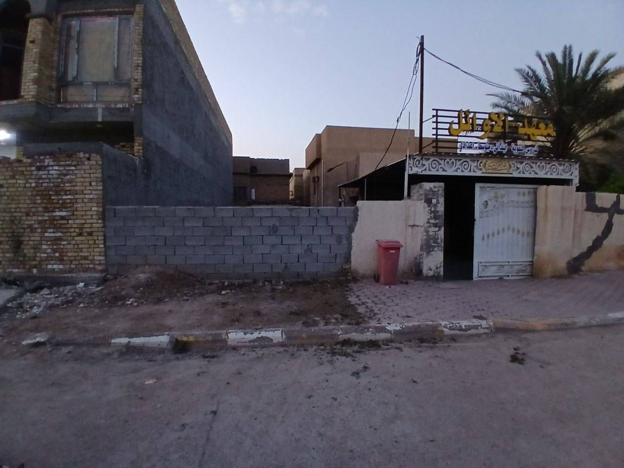 السلام عليكم قطعه مساحه 172م قرب المجمع الطبي بجانب معهد الاوائل موقع تجاري للبيع ***********
