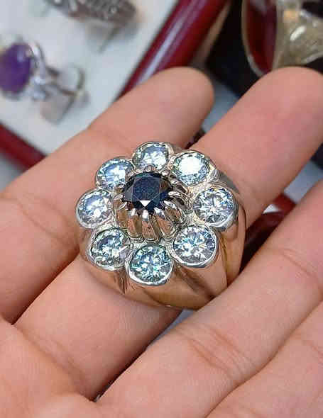 قطعة اليوم من الموزنايت الروسي 💎
 ب 9 أحجار مميزه، أحدها بلون أخضر نادر جداً 🌿✨
مع صياغة يدوية ثقيلة وشغل متقن و هذا يخليه ملكية  👑
قطعة نادرة ولا تُعوّض لمن يبحث عن التميّز والفخامة 🔥
📩 للتواصل على الخاص أو عبر الواتساب: ***********
