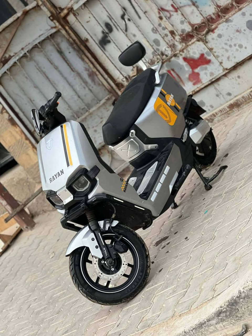 دراجه ريان وحش الكون المعرف لا يعرف .
دراجه جديده صار شهر من ماخذها .

سويج و بصمه 
ثلاث سرعات 
شاحن اصليه 
بطاريات 6 مسطره 35 مبيرا  ملف 2000 نوع كرفين.
72 v 
نظام بارك 
نظام امان 
لايتات و لدات كامله 

فقط بيها البطاريات شوي كلش منفوخه امانه الله بس ما تاثر 
تمشيك 30 كيلو عله اعلى سرعه و 40-45 كيلو عل سرعه العاديه .

بسعر 775 
صور كبالك ل الوحش محتاج فلوس قسط جامعه عندي و دراجه تخبل والله
مكاني بياع .


**إذا كنت صاحب هذا الإعلان وتريد حذفه لأي سبب، رجاءا أرسل رسالة إلى الدعم الفني**