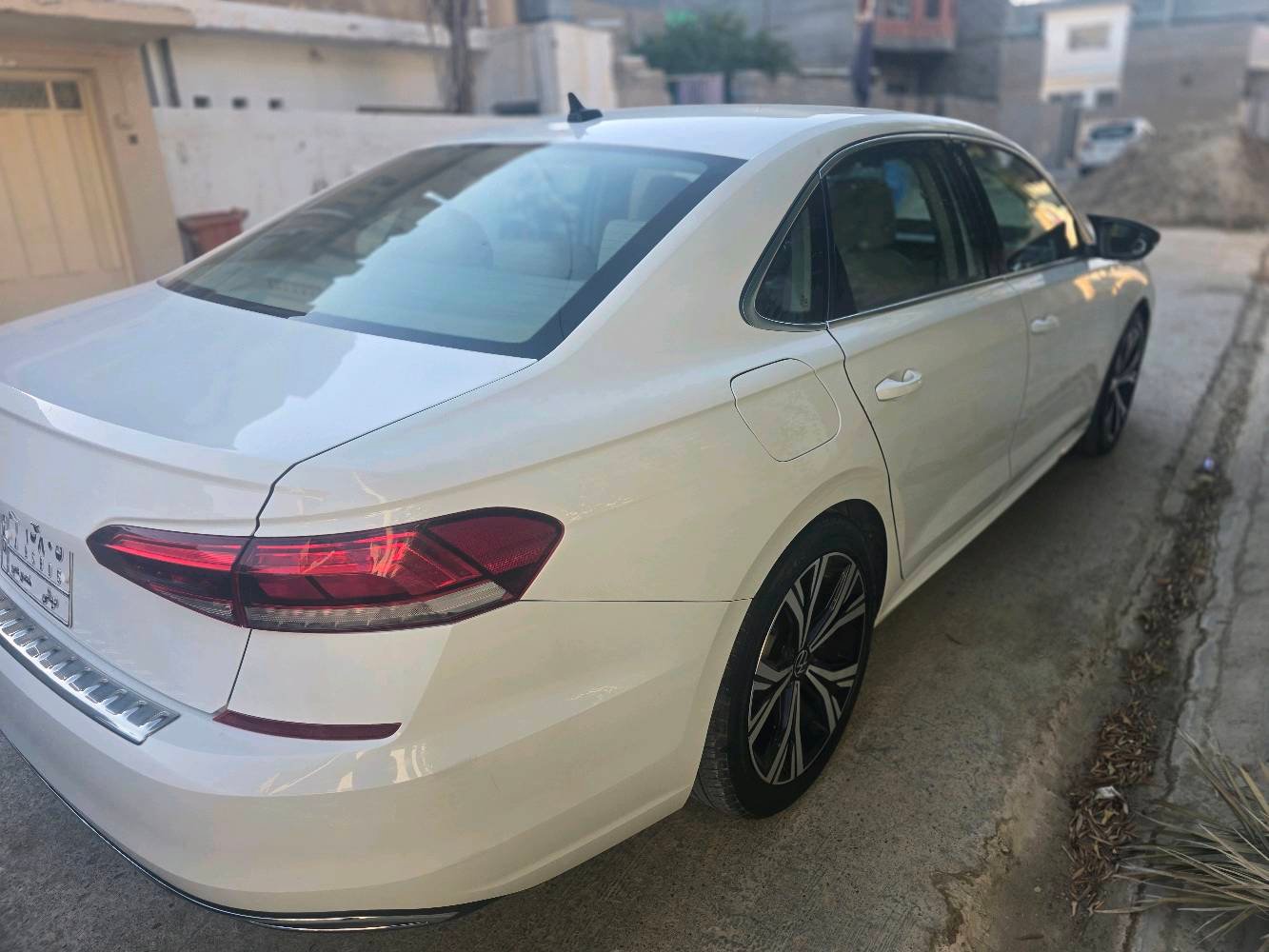 باسات فولسواكن موديل ٢٠٢١ معوقين باقي سنتين تفك سايرة كلين بدون ضرر محرك ٢٠٠٠ تيربو
ممكن تذكرلي الممشى الحقيقي للسيارة؟ وهل العداد أصلي لو بيه تبديل/لعب؟: 
ماشية ٧٧
شنو نوع القير بيها: أوتوماتيك عادي لو DSG؟ وشنو حالته من ناحية الغيارات والهزّة؟: 
اتو عادي سبورت
هاي الباسات شنو فئتها بالضبط؟ يعني كومفورت/سبورت/هاي لاين، وشنو المواصفات الموجودة بيها مثل كاميرا، سنسرات، فتحة، شاشات، تثبيت سرعة؟: 
سبور عادي 
السيارة وارد لو وكالة؟ وشنو وضع الأوراق والتخليص/التفويض أو أي مستمسكات مرفقة؟: 
وارد
وين مكان السيارة حالياً؟ والسعر بيه مجال لو نهائي، وتقبل تبديل لو فقط بيع؟: 
بعقوبة المركز 