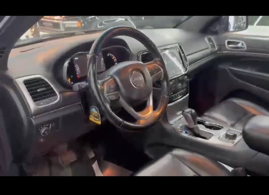 سلام عليكم كراندشروكي سعر ( 240)وارد امريكي موديل 20ماشيه69فول 4ويل فتحه شاشه كبيره تحكم حساسات كامره توقف اطفاء بصمه تشغيل وابواب وجنطه كهرباء كراسي جلد كهرباء منظومة زنون حادث امامي  محرك كير تبريد ممتاز *********** خاص أو واتس
