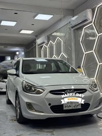 عندك اكسنت موديل 2014 خليجي بدون صبغ فقط الدعاميه الامامي والباقي بدون...