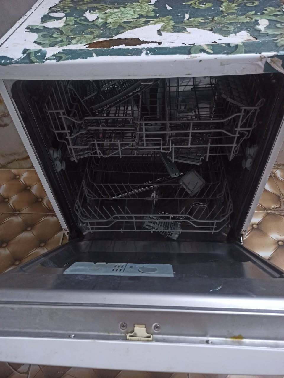 سلام عليكم اغراض للبيع
طباخ تركي ابو الخزانه سعر 100 وبي مجال 
ميز تلفزيون سعر 50 
غساله المواعين سعر 100
مبردة المنيوم ماطورجديد سعر 70
مكان بابل ابوغراق ***********
