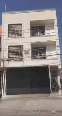 توجد عمارة للايجار  في شارع ١٥ قريبة على الشارع العام تحتوي على ٥ شقق ...