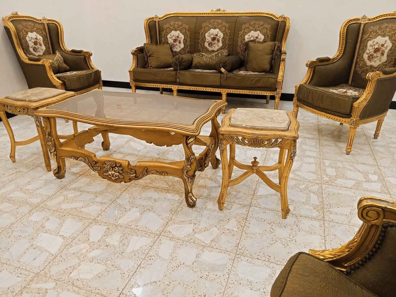 السلام عليكم تخم زان مصري مقعد 10 زائد طبلات كبيره واثنين وسطيات النظافه جيده المكان بغداد تواصل على هذا الرقم واتساب اتصال ***********
