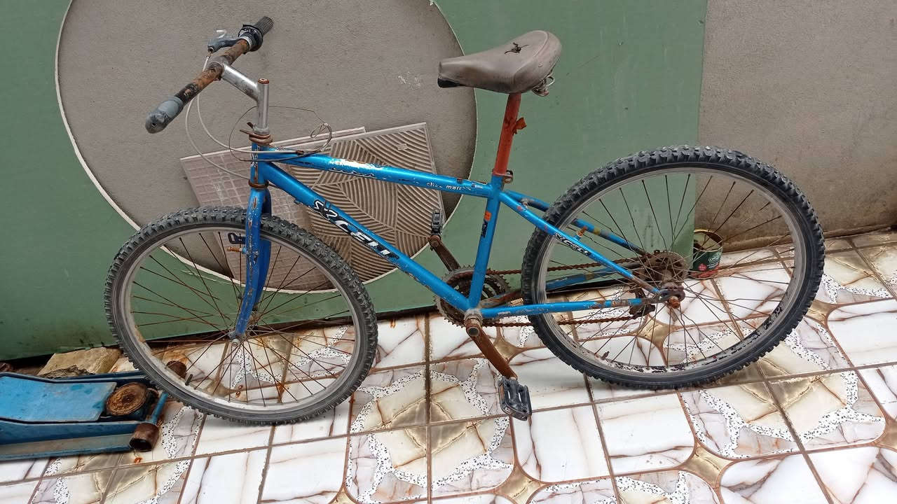 السلام عليكم 
بايسكل للبيع 
الويل الخلفي بي عواج قليل ابيعك ويل الخلفي تريد يتعدل ب2000 وتريد بدله 
بريك خلفي فقط 
مكان الموصل//حي السماح 
السعر 25 
للتواصل ***********
