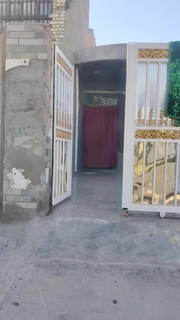 سلام عليكم ورحمة الله وبركاتة بيت البيع منطقه جسر ديالى شارع المخازن شارع 20طابق واحد كامل على اخير حبايه مساحه 240متر ***********
