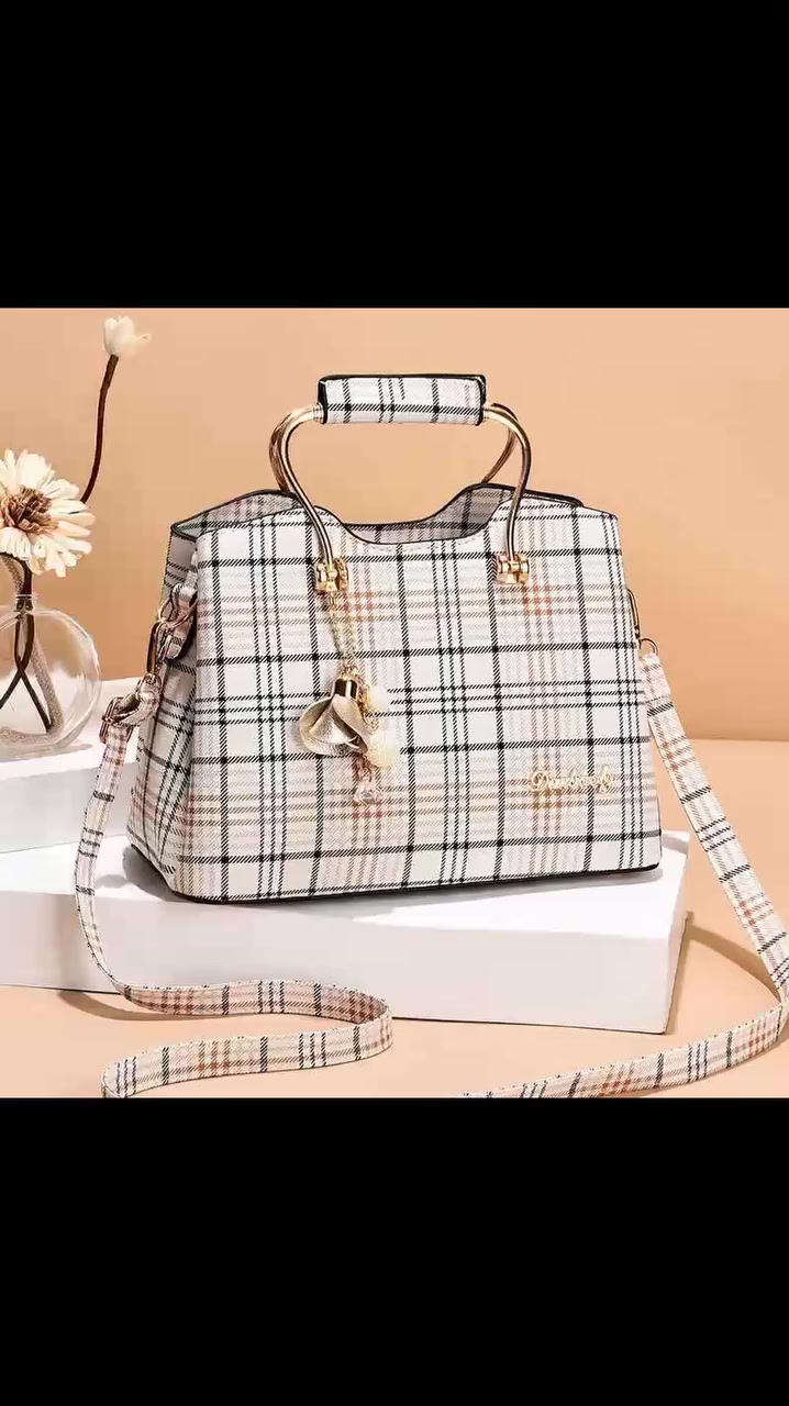 عرض خاص بمناسبة حلول عيد الفطر المبارك اعاده الله علينا 
وعليكم باليمن والبركات
حقائب نسائيه فول كوالتي
مصنوعة من جلد  درجة اولى
سعر القطعة    ب  ١٢  الف دينار 
سعر القطعتين ب  ٢٢  الف دينار
الكمية محدوده جدا والبيع عن طريق الحجز  المسبق عن طريق مراسلة الوات ساب وعلى الرقم 
***********  او عن طريق مراسلة البيج.

العنوان / كربلاء - حي الأسرة قرب اسواق زيتونة مقابل صيدلية العلوية 
اسم المحل بلوتو pluto
