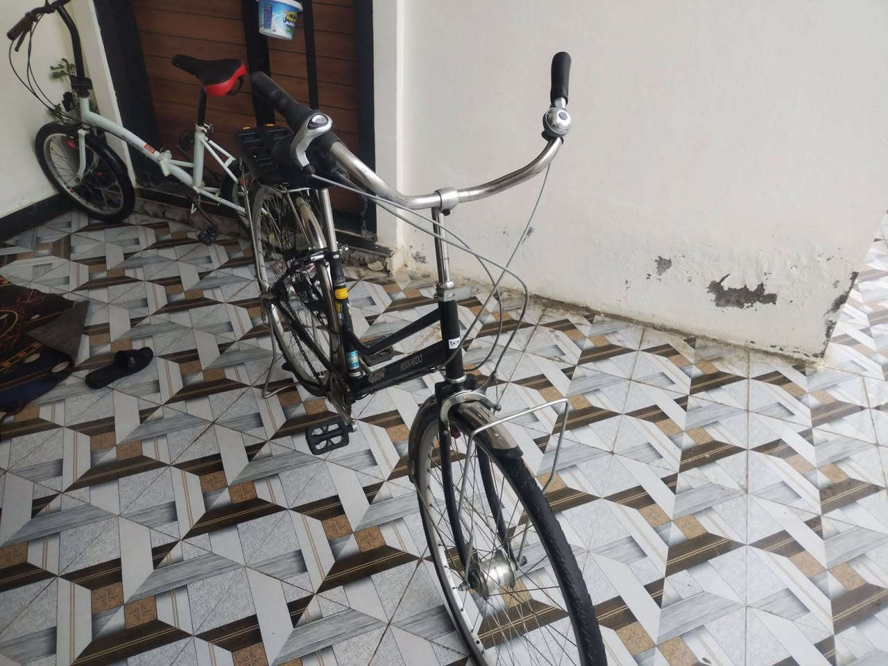 السلام عليكم بايسكلات للبيع بالرمادي شارع 40 يم ملعب الصوفيه اللي يريدها يتصل على هذا الرقم ***********
