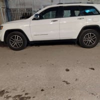 عندي جيب للبيع ١ سياره جيب شيروكي لمتيت ٢ بنرامه في السكف ٣ ٤٪٤ محرك ٣...