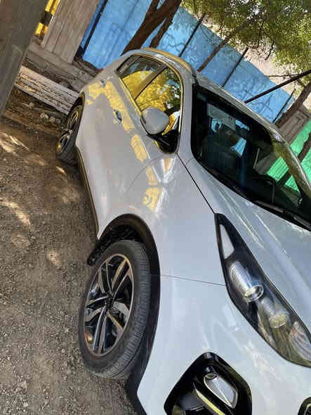 السلام عليكم. كيا سبورتج 2019خليجي  مكفوله من الضربه والصبغ بس بيها رصعات وشخط خفيف   ماشيه 75الف k رقم بغداد بأسمي.  مواصفات عاديه سويج السعر 195   مكاني بغداد نفق الشرطه شارع السفارات  للاتصال ***********
