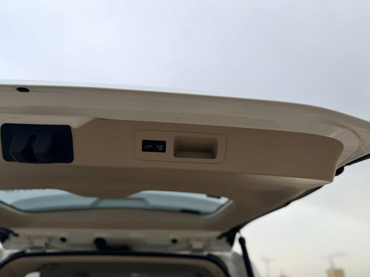 للبيع لاندكروز 2022 ✅
‎ ✅ماشية 60 فقط 
 فول فول مواصفات 
كتاب تضليل بيها80%‎
 مكفوله كفاله عامه  من كلشي السياره مكفوله من الرصعه وحته الشخط على وضع الشركه
                  
فول مواصفات
  
‎المواصفات
‎•ابل كار بلي و اندرويد اوتو
‎•فتحة سقف
‎•صندوق كهرباء
‎•7 راكب
‎•شاحن لاسلكي
‎•اوتو هولد
‎•
‎•التحذير من مغادره المسار والمساعده في الحفاظ على المسار
‎السياره دفع رباعي كاملة الحجم.
‎•بريك بصمة
3شاشات  
‎•مراقبة ضغط الاطارات
‎•3 اوضاع للقيادة
‎•مثبت سرعة
‎•ثلاجة
‎•حساسات امامي خلفي
عتبات أبواب أمامية وخلفية مضيئة 
‎•مقاعد كهرباء
‎وبعد السياره بيهة هوايه مواصفات 
‎السياره مكفوله كفاله عامة
محرك 4000 تنفس طبيعي ✅ 
رقم ربيل تحويل مباشر
اتصال 
***********
***********
واتس اب
السعر ٦٦٨ ورقة
مكان واسطالصويرة
