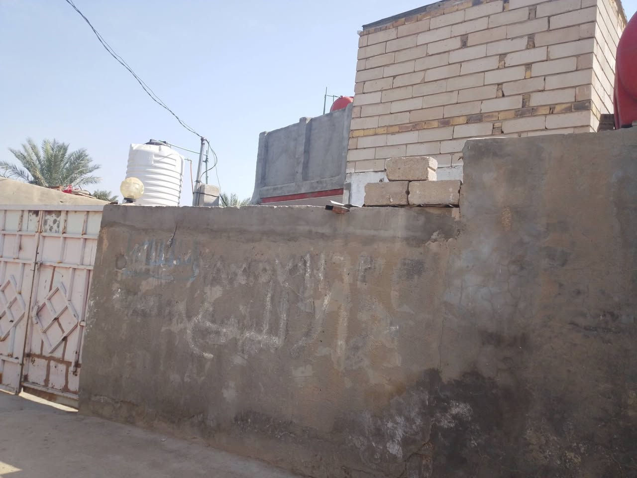 ╔═══ 🏡 #بيت للبيع في الجاسمي 🏡 ═══╗
📍 #الموقع: الجاسمي / كاع آل سعود
📄 نوع السند: طابو زراعي (سند )# المساحة 170 
⚡ #تتوفر كافة الخدمات
#تفاصيل البيت:
• الطابق الأرضي: غرفتين
• الطابق الأول: غرفة + حمام
• صالة + مطبخ + استقبال
• صحيات متوفرة
💰 السعر: مناسب وقابل للتفاهم
📞 للاستفسار والتواصل:
*********** (اتصال أو واتساب)
