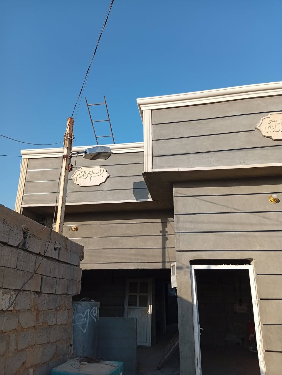بيت للبيع مساحه 190 متر غرفتين نوم استقبال هول حمام 2 مطبخ + مطبخ حراري الاستفسار الاتصال بالرقم *********** المنطقه خلف المعارض
