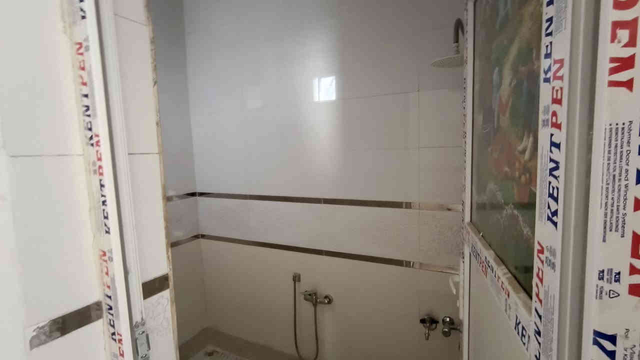 السلام عليكم بيت آجار جديد في مجمع الوفاء السكني خلف المستشفى التركي على الطريق الحولي الجديد ملاصق لمجمع الغدير السكني 
 120 متر غرفتين نوم صالة استقبال مطبخ منشات صحيه قيمة الآجار 350 ألف 
للتواصل على رقم الهاتف *********** موجود وتساب
