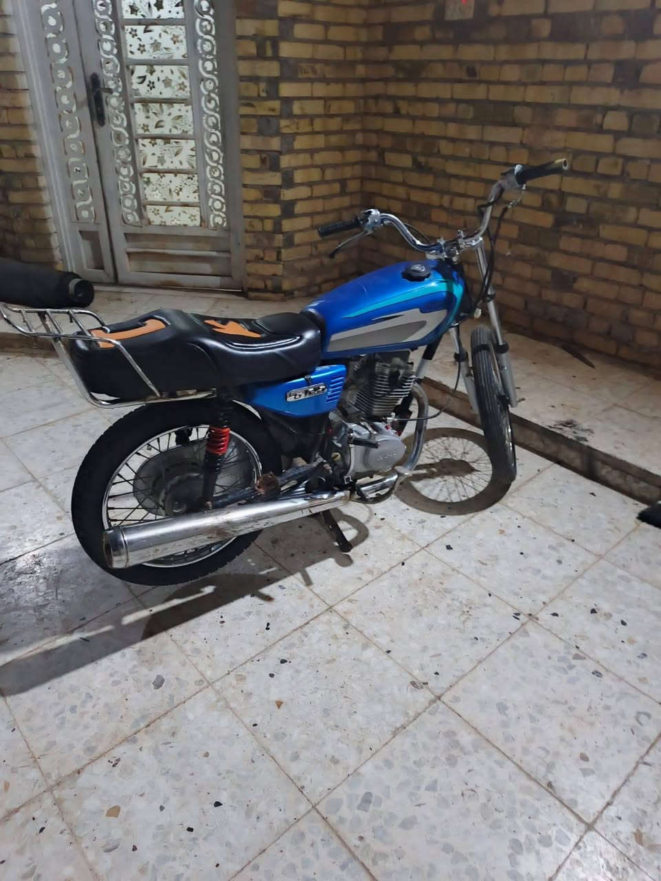 دراجه للبيع ب 400الف وبيه مجال قليل المكان ميسان الماجديه شارع الملعب رقم التواصل ***********
