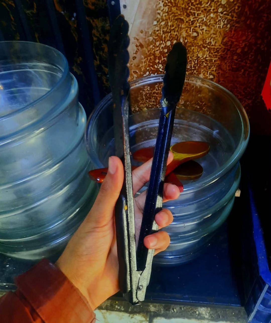 ملحقات كافتريا للبيع استعمال شهرين فقط بسعر مناسب
للتواصل واتساب***********

_براد مشروبات غازيه اخو الجديد
_مثرامه فلافل ولحم حجم 22
_مفرغات ثري فيز حجم كبير عدد2
_مفرغه صاروخيه للروائح
_طوس مقبلات عدد12 
_صواني عرض الاكل ستيل عدد15  
_جمجات مقبلات لون اسود ستيل عدد 20
_قوالب فلافل عدد 3 حجم(صغير/وسط/كبير)
_جمجات قلي عدد2 
_مراوح ميلانو الاصلي عدد 6 
_عارضه عصائر ومشروبات جديده بيهه اناره وكلشي
_خلاطات عصائر عدد 4 الاصليات
_ميز عرض المقبلات يتثبت بلحايط طوله 6 امتار
_طباخ بيه ثنين عيون يفيد الكافتريات والمطاعم
_ماكنه تغليف السفري(الصواني)يفيد المطاعم والكافتريات
