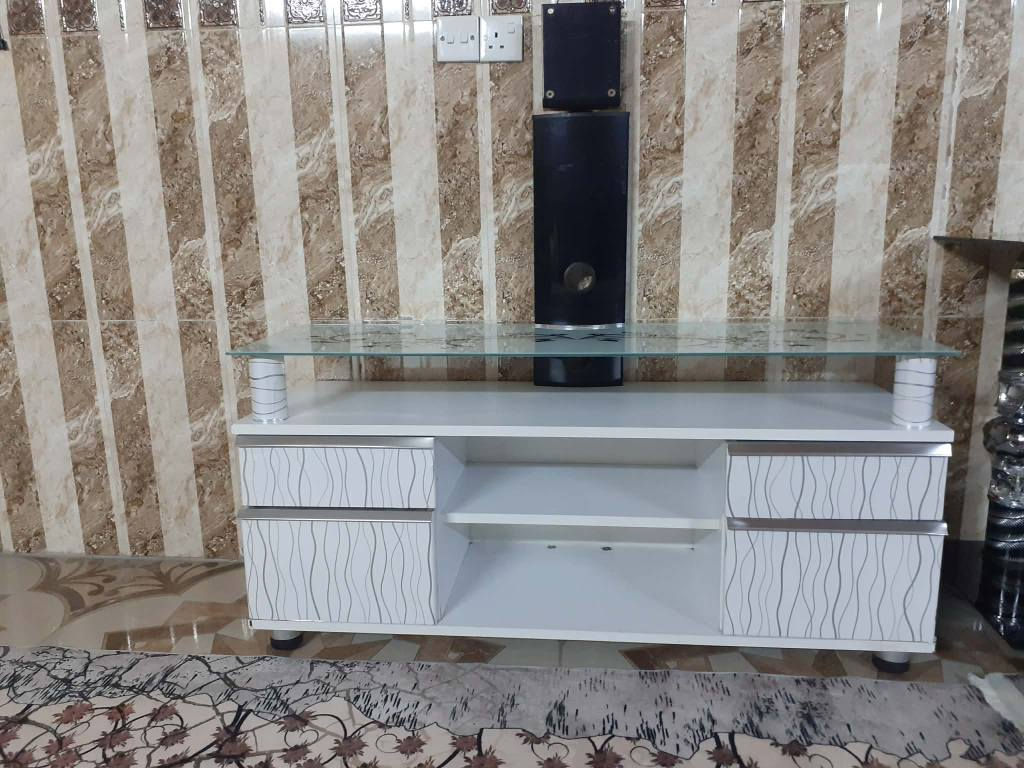 ميز بلازما العدد 2للبيع نظيف مابيه اي شيء ميز اسود وميز ابيض المرسلة على الرقم  ***********
