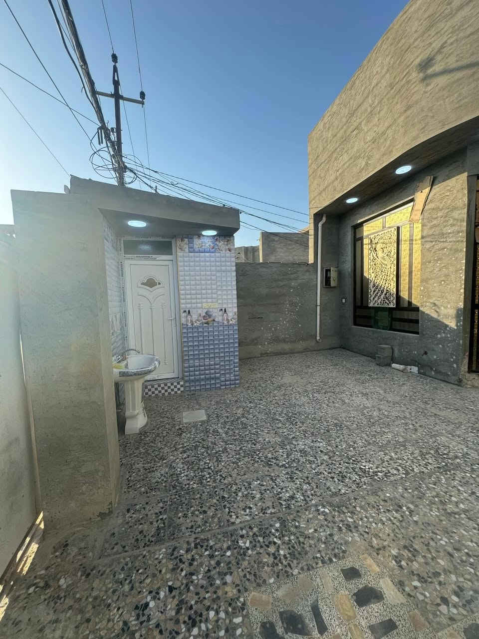 دار للبيع المكان خلف مجمع الرحاب في شارع المضيف يتكون من طابق ونص بناء حديث  بيت كامل من كلشي 
مساحة البيت 186متر ركن شارع رئيسي 12 والفرعي 10 
طابو زراعي 
السعر 55 
او مراوس بقطعه
للاستفسار ***********
***********
