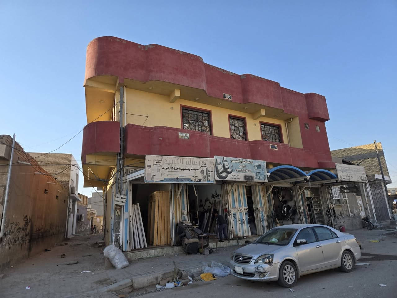 شقة للايجار ع شارع المحيط من جهة مدرسة النبراس للاستفسار الاتصال ع الرقم *********** او ترك رسالة ع ماسنجر .
تتكون الشقة من غرفتين ومطبخ وصالة وصحيات وسطح.
مساحة الشقة ١١٠ متر.
