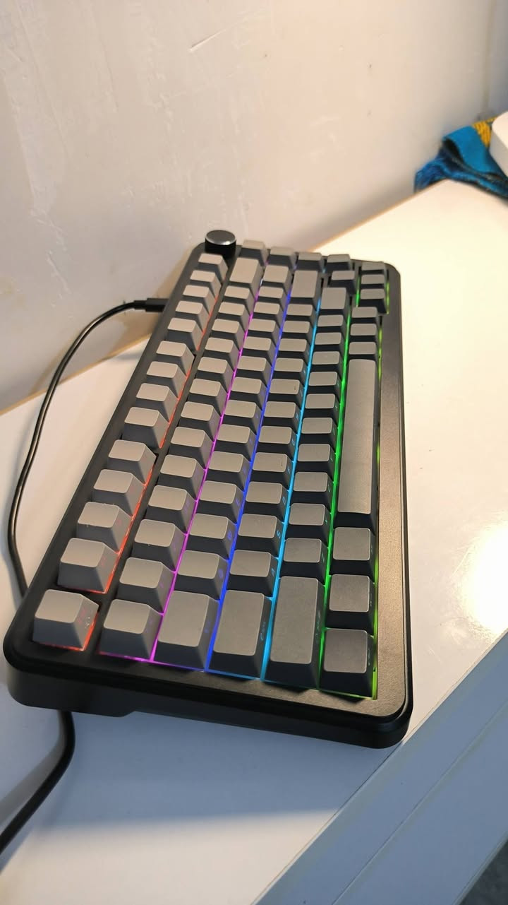 كيبور اجاز مغناطيسي خارق بل العاب شي فضيع🚀🚀
🎮🔥 AJAZZ AK820 MAX - Gray Edition 🔥🎮  
السعر 50 الف فقط مغناطيسي اخوان يعني بل العاب  كارثه جديد 
***********
