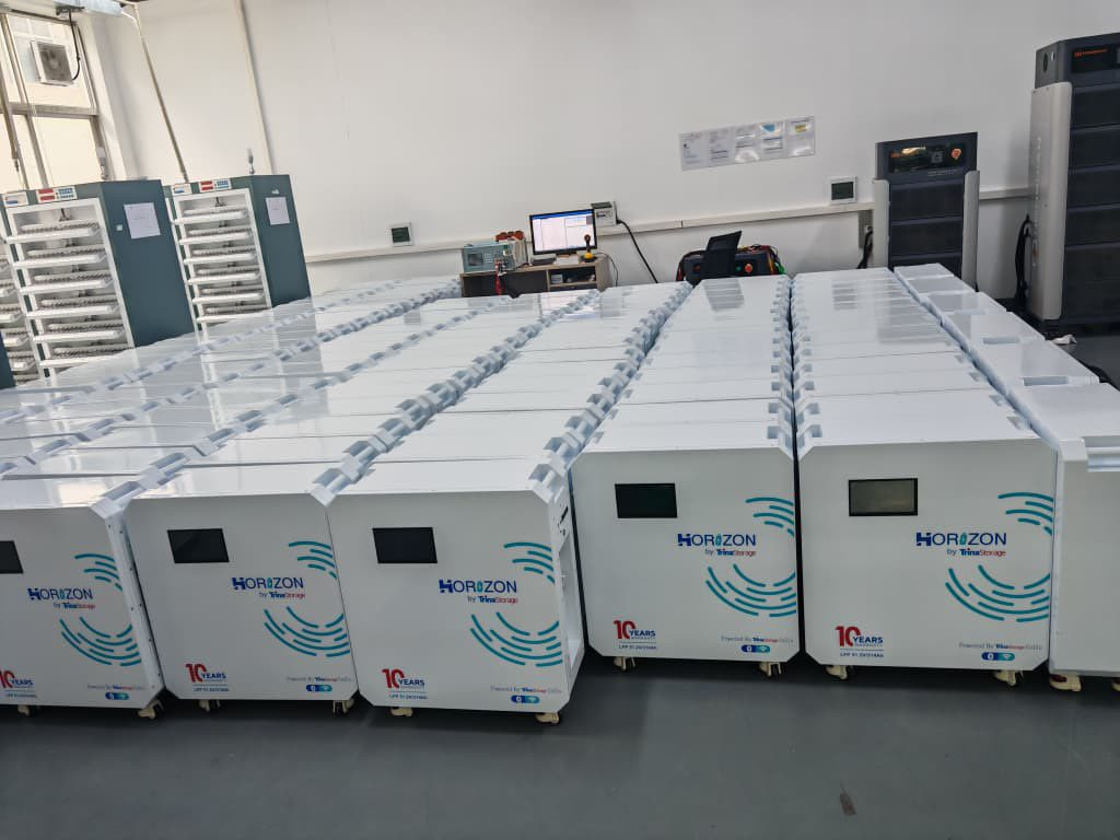 � وصول الوحششش
بطارية هورايزن Horizon 16K للطاقة الشمسية 🔋

يم الطاقچي خلي شمسك تحچي🌞

بطارية قوية وحديثة مناسبة للمنازل والمشاريع وأنظمة الطاقة الشمسية 🔆
‼️‼️‼️ضمان 10 سنوات‼️‼️‼️
✅ السعة: 16 كيلوواط
✅ النوع: LiFePO4 ليثيوم فوسفات الحديد
✅ الفولتية: 51.2V
✅ الأمبير: 314Ah
✅ عمر طويل يصل إلى 12000 دورة شحن
✅ نظام حماية BMS مدمج
✅ تدعم الربط مع أكثر من بطارية
✅ أداء ممتاز وتحمل عالي للحرارة

💡 مناسبة للتشغيل:

* المنازل
* المكاتب
* المحلات
* أنظمة الأوف گريد والهجين

⚡ توفير بالطاقة + عمر طويل + أمان عالي
للاستفسار واتساب ***********
