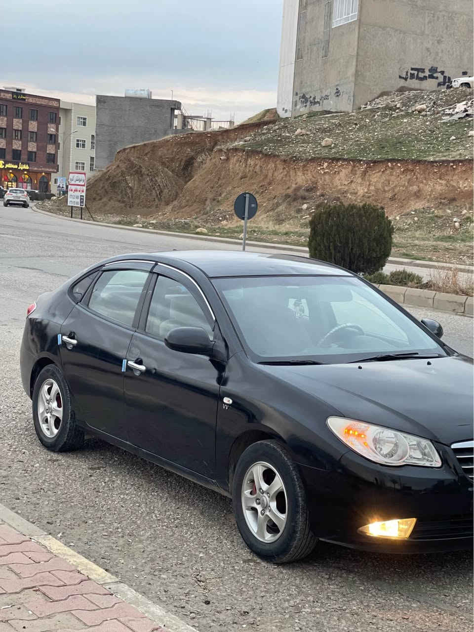 ئاڤانتی ٢٠٠٧ سەیارەکە زۆر تازە ماوەتەوە کوشن هیتەر ٤ تایەو ویلی لۆک لۆکی لەسەرە شوێن بڕاوەکەی دوراوەتەوە کامل تەقە و ڕەقە و گێڕ و مەکینە و کارەبای و تەبریدی گەرم و سارد بەشەرتی فیتەر هەموو گیانی لەسەر بیلادی ماوەتەوە
شوێن سلێمانی
*********** السليمانية, العراق
