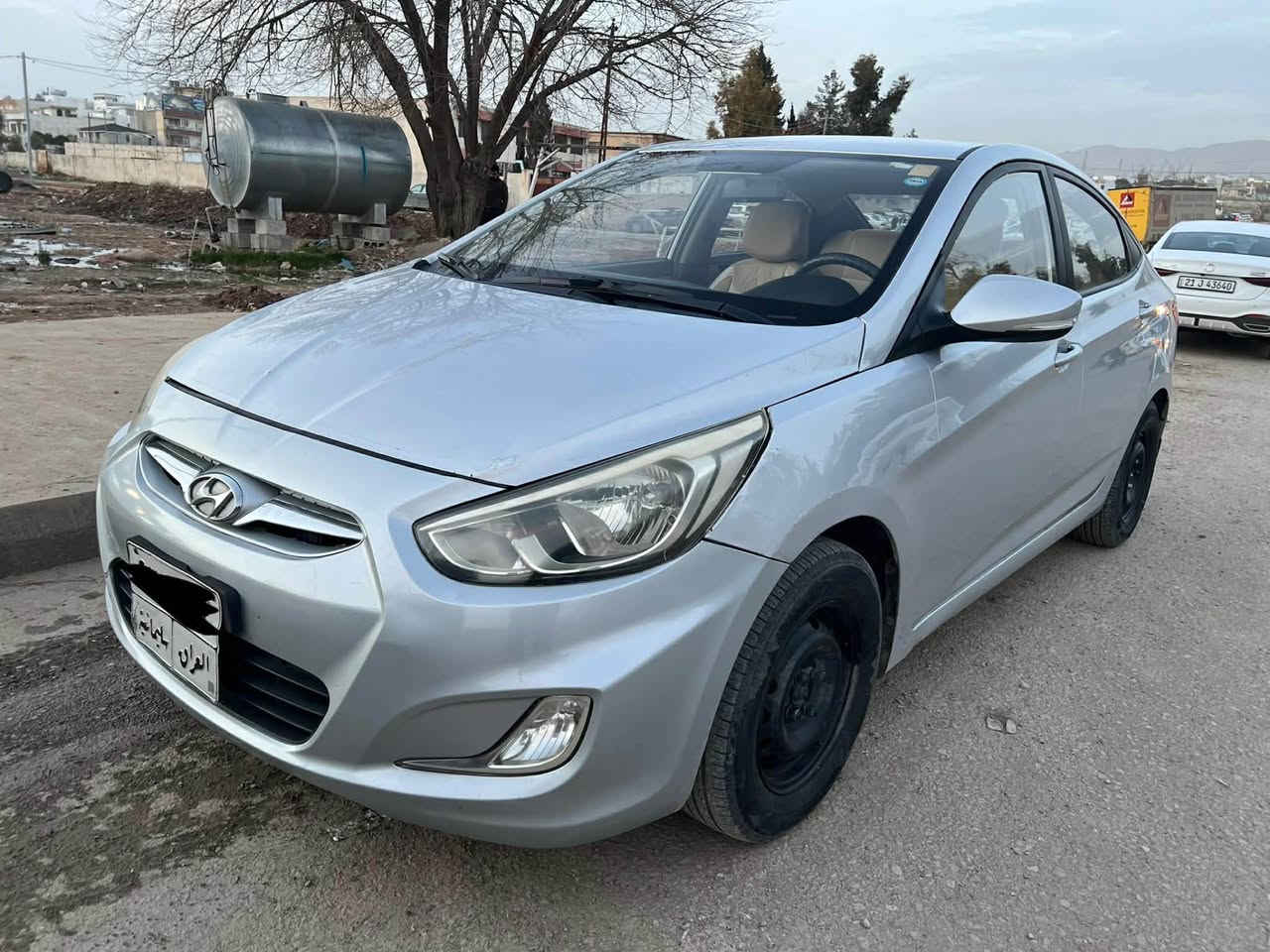 هۆندای ئەکسنت ٢٠١٧  خەلیجی فول مواسەفات بەس سڵایت نیە ABS ناو زەرد ئاوێنە کارەبای و ئیشارات  بێ بۆیاغە تۆزێ ساردی هەیە پاتری و ڕۆن تایەی تازەیە بێ مەسرەف تا بڵێ پاکە سعری ١١٥ گەڵاو مەجالێکی کەم گۆڕینەوەش ئەکەم لەسەر دڵ گرتن 
ژ.م *********** السليمانية, العراق
