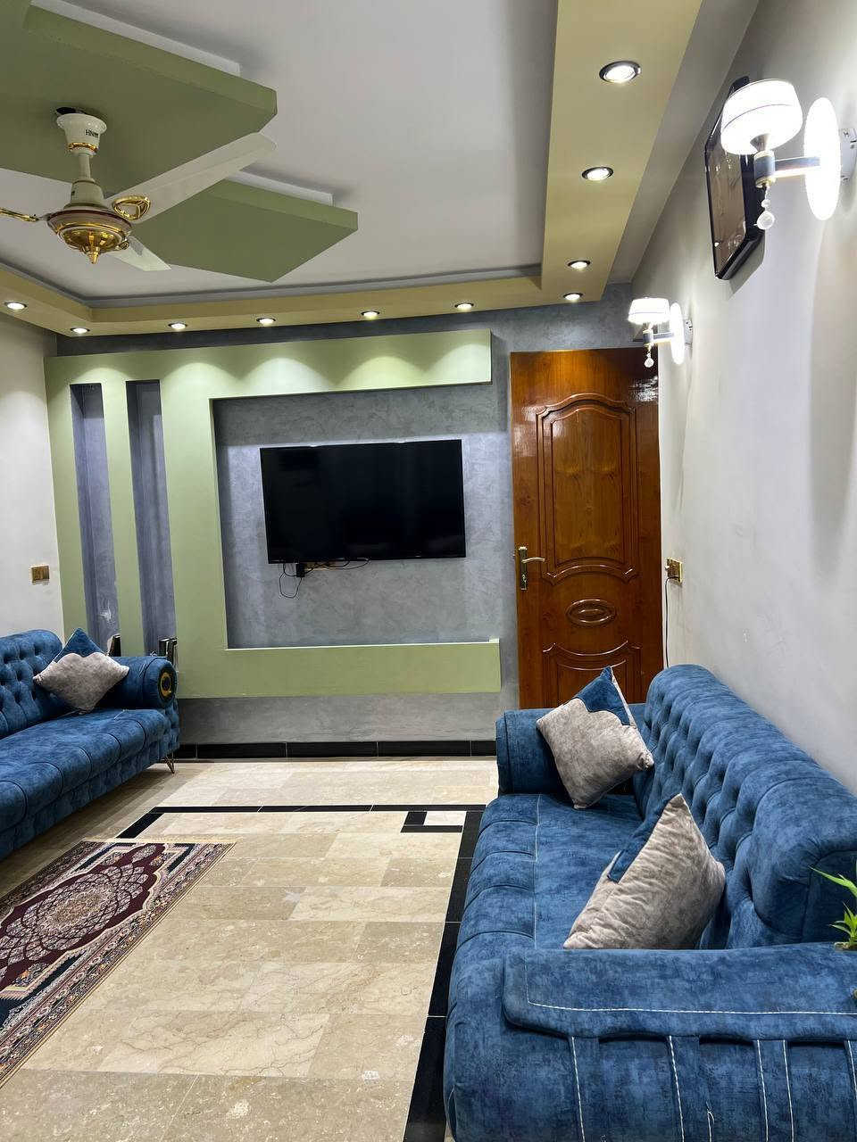 📍 الموقع: بغداد - مدينة الصدر / قطاع 29 / شارع 60 (بالمقابل تماماً من منصة حسن سالم).
📐 المساحة: 144 متر مربع.
​🏡 تفاصيل البيت الداخلّية:
​النوم: 5 غرف نوم واسعة.
​الاستقبال والصالة: استقبال معزول للضيوف + صالة داخلية. 
​المطبخ: مطبخ بنظام حديث (حار + بارد).
​الصحيات: حمام داخلي + حمام خارجي.
​🎯 أهم ما يميز العقار:
موقعه المباشر على شارع 60 يجعله قريباً من كافة الخدمات الأساسية (ماء، كهرباء، مجاري، وقريب من الأسواق والمدارس). وبواجهة مميزة ومكشوفة أمام المنصة.
​📱 للتواصل والاتصال ومناقشة السعر:
يرجى الاتصال على:[***********]
أو المراسلة مباشرة عبر الخاص.
