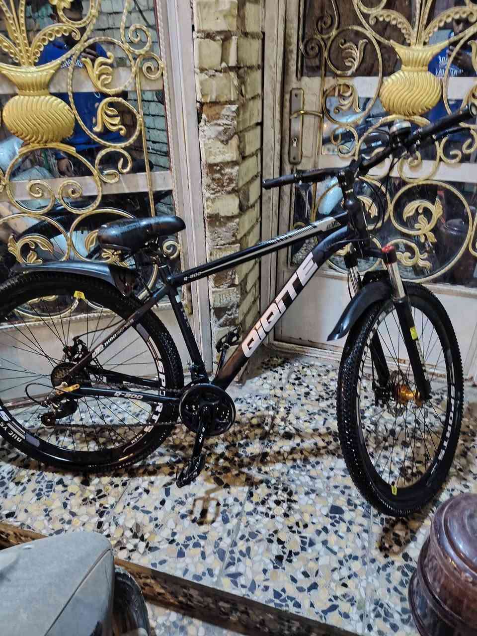 للبيع دراجة كي كيت  أصلية
اللون: أسود
الحجم: 29
الحالة: مستعملة استخدام قليل جدًا – نظيفة جدًا وشبه جديدة

مديل 2026

المواصفات الكاملة:

- هيكل ألمنيوم خفيف وقوي مقاوم للصدأ والخدوش
- تصميم رياضي احترافي من ماركة كي كيت العالمية
- عجلات مقاس 29 إنش تعطي سرعة أعلى وثبات ممتاز
- إطارات عريضة مناسبة للطرق الترابية والإسفلت
- مساعد أمامي قوي يمتص الصدمات ويوفر راحة أثناء القيادة
- نظام سرعات 3×8 شيمانو ياباني أصلي
- تبديل سرعات سريع وسلس بدون تقطيع
- فرامل قرصية قوية لأمان وتحكم أعلى
- جنوط رياضية عريضة وثابتة
- مقعد مريح  طبي أصلي مناسب للمشاوير الطويلة
- مقعد إضافي وكاله كي كيت اصلي 
- مقود مريح وتحكم سهل أثناء القيادة
- دواسات قوية وثابتة
- ستاند جانبي متين
- وزن خفيف وسرعة عالية على الطريق
- مناسبة للمدينة، الرياضة، الرحلات، والطرق الوعرة
- استخدام خفيف جدًا وحالة ممتازة
- بدون أعطال أو أصوات
- جاهزة للاستخدام مباشرة بدون أي تصليح

السعر: 200 ألف وبي مجال 
الموقع: بغداد حي اور 
للتواصل:***********
