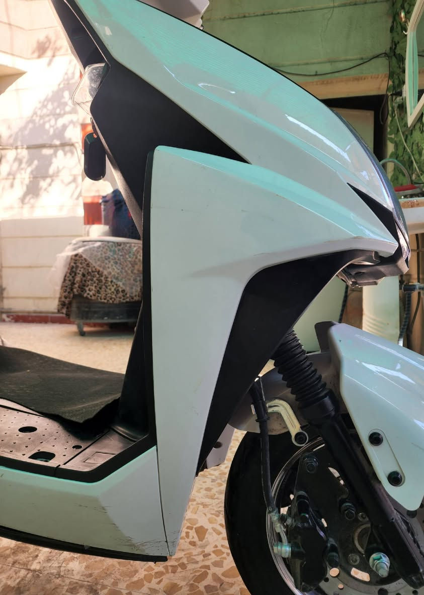 السلام عليكم
دراجة سكنس شحن بطارية ليثيوم 60v. 24A اخذتهة تقريبا قبل ٨ اشهر تمشيك بالشحنة مو اقل من 35-45 كيلو حسب السرعة والوزن مابيهة اي عطل وياهة 2 شاحنات وحدة ام النسبة المؤية 
بس بيهة شكم ملاحضة موضحات بالصورة 
 الاشارات مرات يشتغلن مرات لا 
كلوب البريك الخلفي ميشتغل اني مالي خلك ابدلهن 
اخذتهة بمليون و٣٠٠ الف رايدهة ب٧٥٠ الله شاهد مابيهة اي عطل وما مبدل اي شي بيهة بس حورت كيبل دخول البطارية وهاهية 
مكاني بغداد حي اور 
*********** ما متواجد فيس فقط واتساب او اتصل
