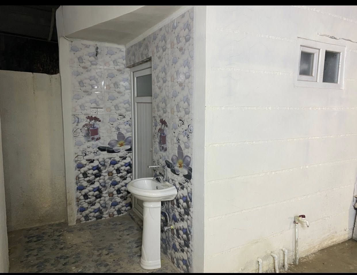 السلام عليكم
مشتمل للأيجار بالظباط الثانيه قريب ع مسجد الايمان 
يتكون من 
طرمه و مطبخ
وغرفه و صاله 
وحمام مشترك باقي التفاصيل بالفديو
***********
