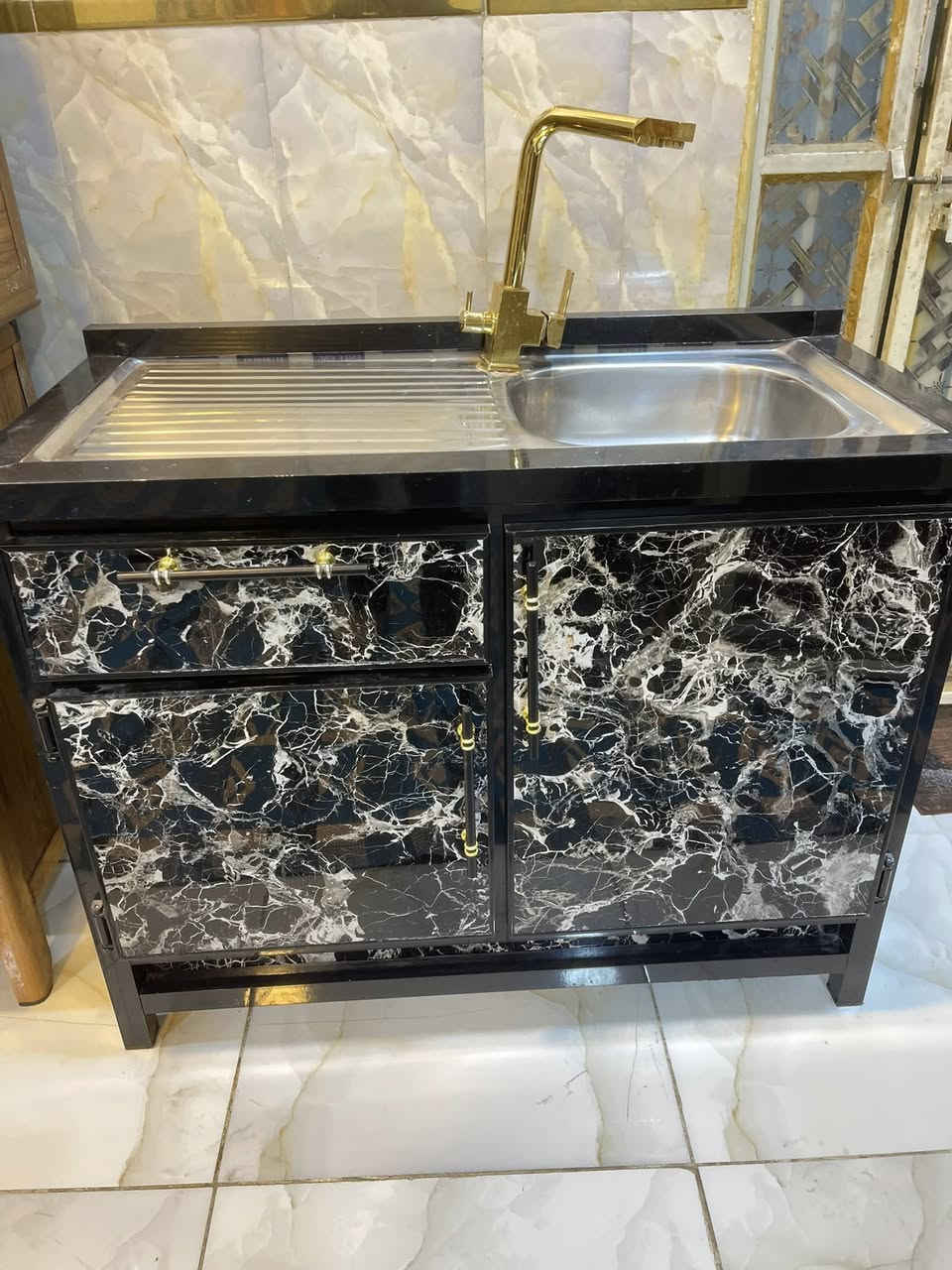 سنك وملحق اخو الجديد تفصال المنيوم عنواني بغداد ومتوفر توصيل ***********
