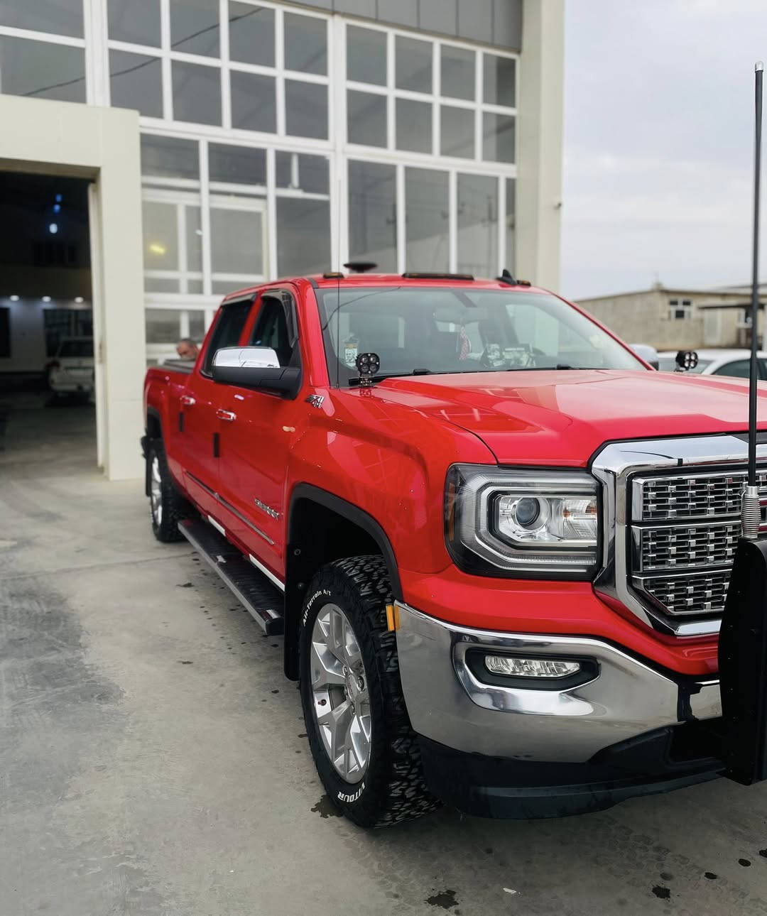 لسلام عليكم GMCسيرا للبيع موديل 2018 سياره وراد خليجي مكينه 8 5300 دفع رباعي فوريل السياره باب طويل بدي طويل بيه ضربة ربع جاملغ وربع بنيد السياره جديده بمعنى الكلمه ماشيه 103 الف كيلوو موو ميل حقيقي رايده 240ورقة بيه مجال للشراي رجاءآ لحد يكسر بحلال العالم للاستفسار اتصل على الرقم ***********
*********** واتساب فقط
