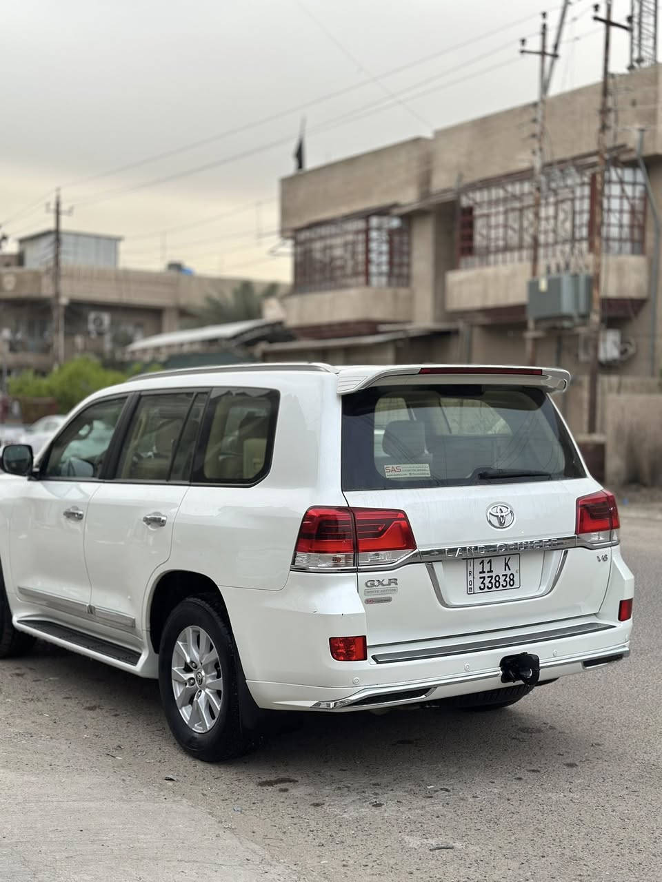 السلام عليكم 
لاندكروز 2017 وايت اديشن اصل فول 1/1 رقم بغداد الدولي الجديد  بسمي رقم وسنويه كله جديد ورقمها مميز ماشيه 93 الف حقيقي مكفوله كفاله عامه كير مكينه حدداديه كله مكفول (فقط بارد قليل)المواصفات — شاحن لاسلكي 
1 بصمه + بصمه ابواب 
2- سلايت 
3- كشنات جلد + كشنين كهرباء + كشن السائق 3 حركات 
4- 8 ارباك 
5- شاحن لاسلكي 
6- 3 شاشات 
7- مري شفط + مري قلاب عند الرجوع + اشاير بالمري 
8- اشاير لكزز + لايت اسود 
9- حساسات امامي خلفي 
10 - كامره 
11- زراك لايت 
12- طفايه 
13- تشغيل عن بعد 
14- اناره داخليه 
15- دوس علامه لاندكروز ضوئيه 
16- دبل ماوس 
17- ثلاجه + فور ويل
18- جام يصعد وينزل عن طريق البصمه 
معروفه مواصفات الوايت اديشن فول 1/1 السيارة على ادينة وجديدة جداً 
السعر 48 وبيه مجال 
مكان بغداد الاستفسار ***********
