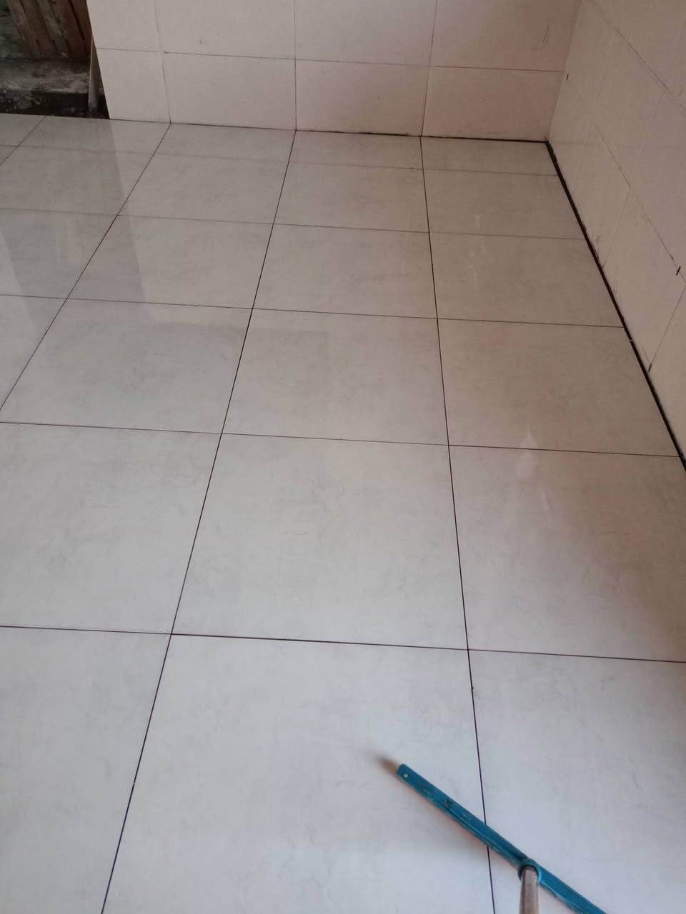 سلام علیکم خلفه سرمیک بورسلن 
جدرن رضیه ماده المتر ٦ وخبط المتر 7 ***********
