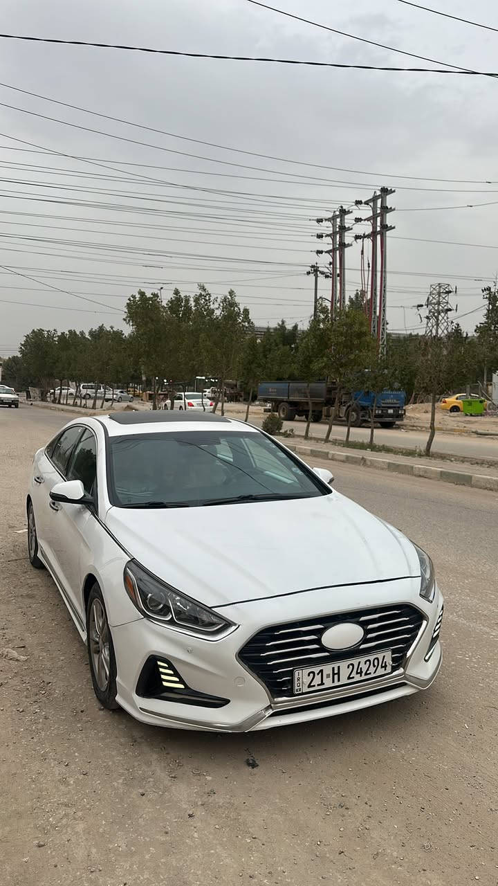 سلام عليكم سوناتا (امريكي)2018 فول مواصفات للاخير +سبورت ،السياره برغي مامحتاجه مال بيت 
محرك2400 المرغوب ، محرك +كير +حداديه  مكفوله  
السعر130وبيها مجال كلش قليل للشراي  مكان السياره نجف
***********
