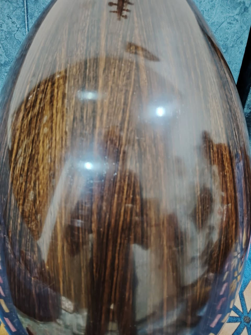 آلة عود للبيع. صناعتها. حديثه جدا. وصوتها. جميل. العود. من. صناعة الاسطه. حسين. الكناني.  العود. مصنوع. من خشب. السيسم.    من. جنطه. أو شنطه.   تلفون. ***********.بغداد
