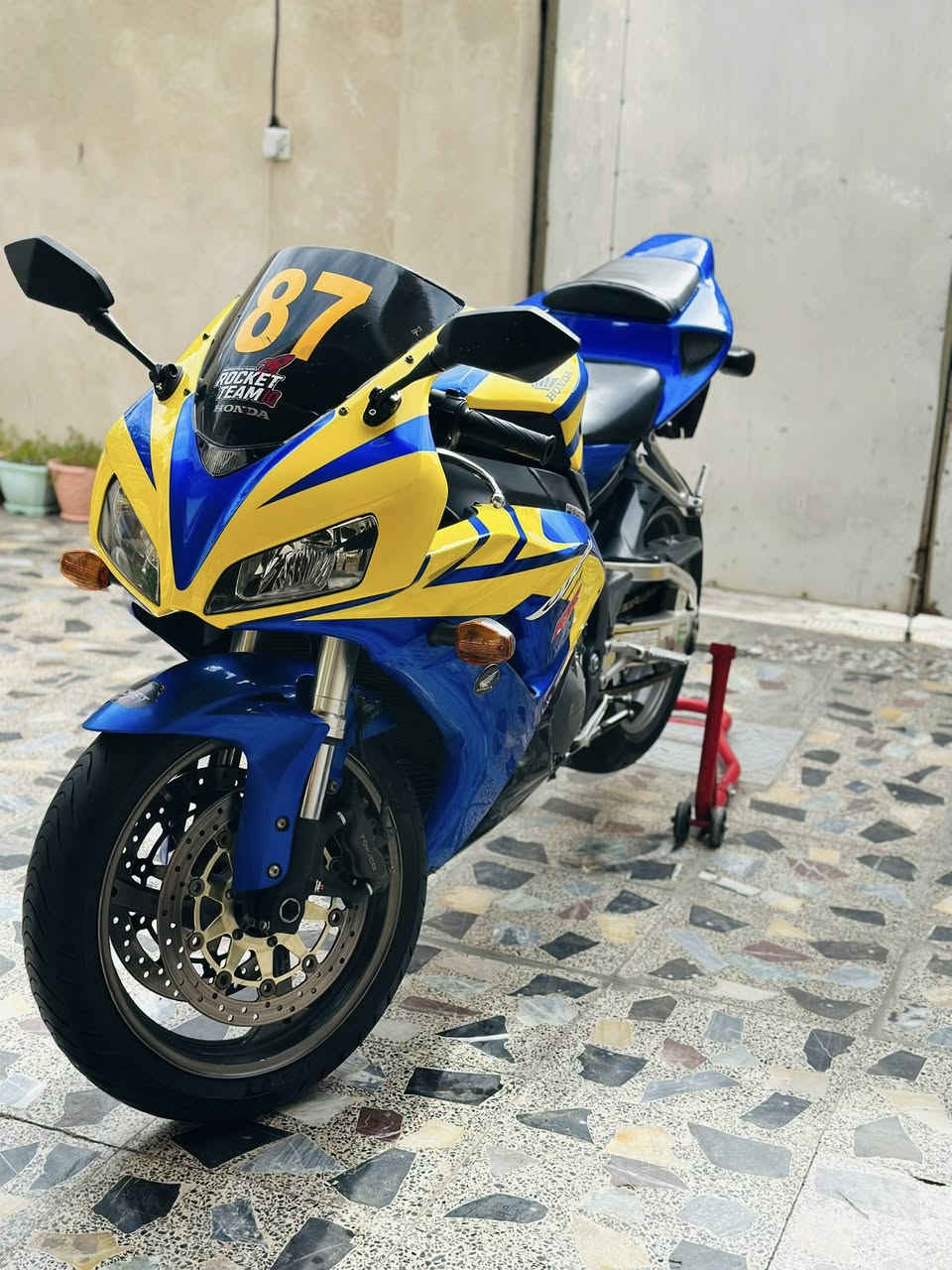 يا الله اللهم صل على محمد وآل محمد
RR1000 لون مميز كفاله عامه
دراجه اصوليه ومدفوع كمركها وجاهزه للترقيم 
مكينه هاون 8 نوزل ريسنك 
عليها اضافات
فيت بم ريسنك مال حلبات
هدرز صوت طرب
صالصنه توبرذرز بكفاير 
ماشيه 39
ادامه كامله من كلشي
دهن امزويل 
بانزين بس محسن 
سعر مناسب
مكاني بغداد 
***********
