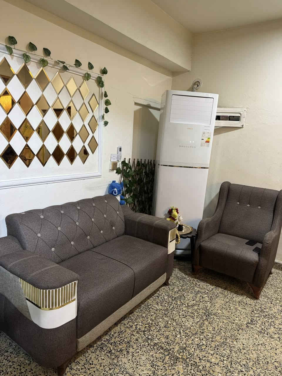 السلام عليكم تخم للبيع لون جوزي ترابي اخو الجديد بدون كسر بدون غسف صناعته تركي انظف من الي بلصوره عدد المقاعد10 مع 6 كوشات وبيهن وجه متناسق ويه التخم السعر750وبي مجال للطيبين رقم الهاتف ***********اثير / ***********كورك :الاسم:مروان
