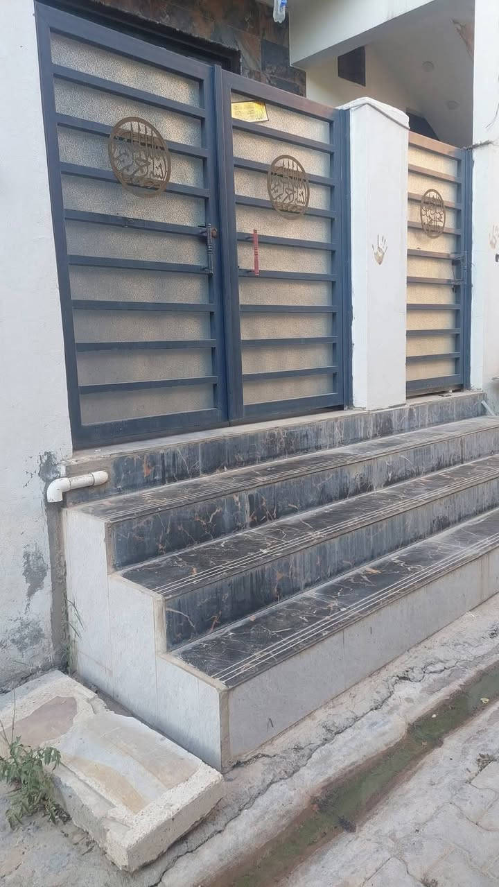 بيت للبيع ملك صرف ١٣٥ متر ملك صرف طابو والسعر 150مليون
وبي مجال بسعر الموقع ديالى بعقوبه المركز 

 والوجه ١٤ نزال ٩ونص الطابق الأرضي غرفتين ونوم مطخ صاله استقبال الطابق الثاني درج خارجي مشتملات ٢ هيكل فقط البناء بلوك احمر سيراميك متر في متر الأبواب تركي مع باب قاصه الشبابيك المنيوم سلايت جام سكيورتي البيت كل سقوف مغربيه البت مطلوب إسكان للتصال ‏‪

‏‪0773 350 0599‬‏
