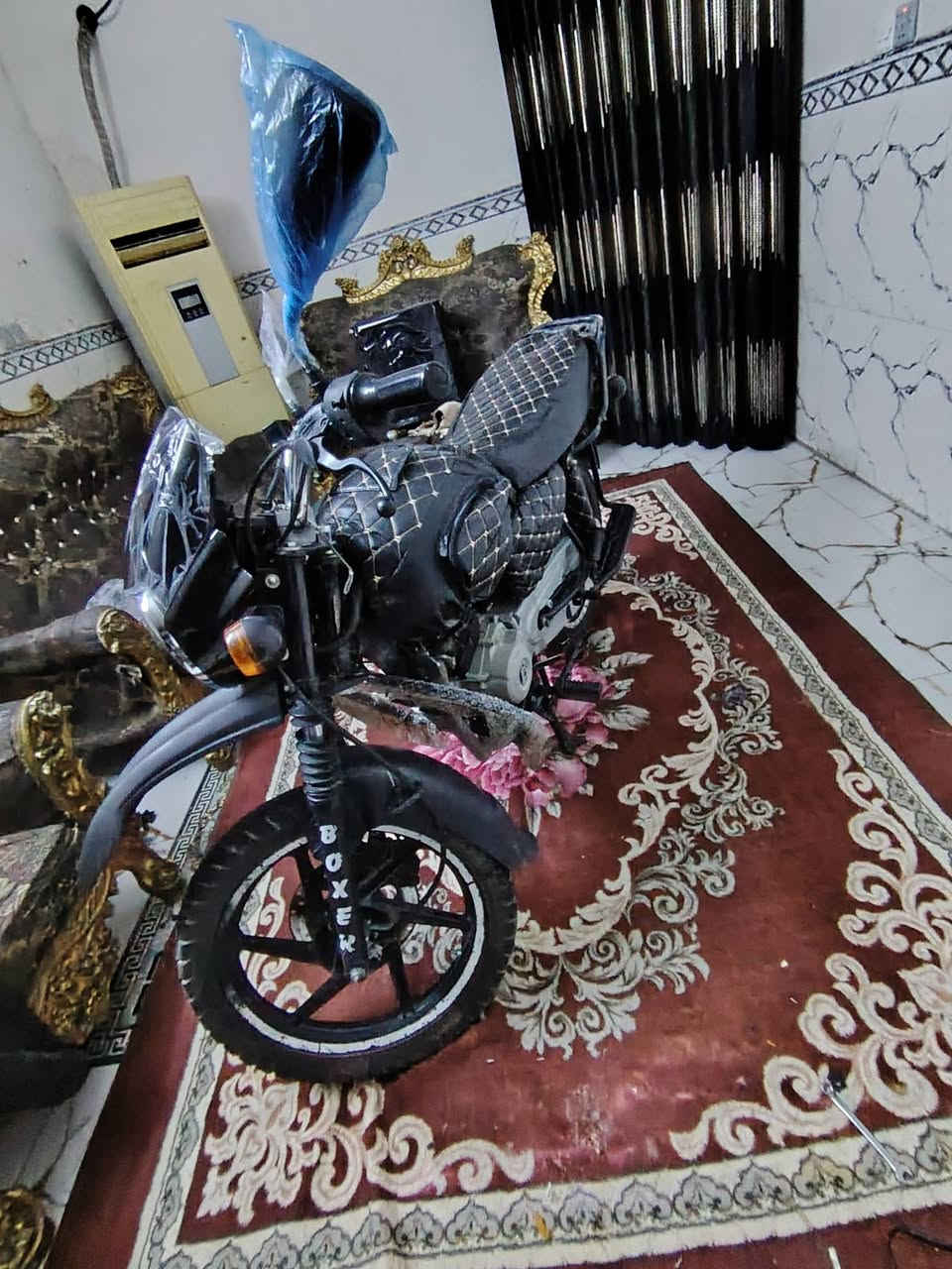 سلام عليكم  بوكسر 23 ماشيه بحدود ال50 جنت اشتغل بيها دلفري  وتركتها لون اسود مرقمه 96611 رقم مميز لوحات ما مستلمها *********** المكينه مفتوحه 2000 ابمليونين قفل
