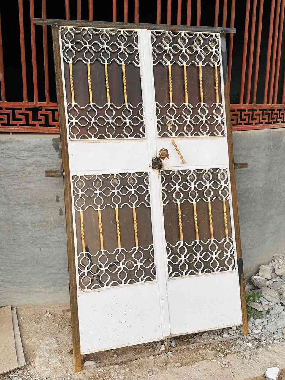 باب نضيف اخو الجديد للبيع 
كامل بس شدة 2 فرده
المكان العبيدي 75 الف
***********
