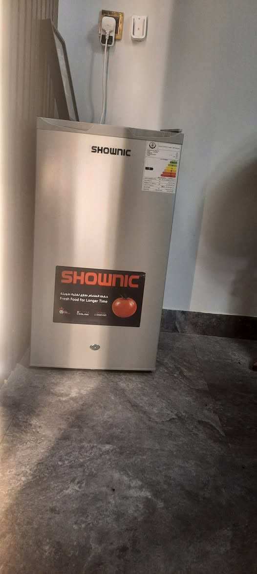 اثاث مستعجل للبيع
التخم ب850 
بلازمه 350 
سبلت 750 
ثلاجه 90 
طبلات 65
بيها مجال الأسعار 
رقم :***********
