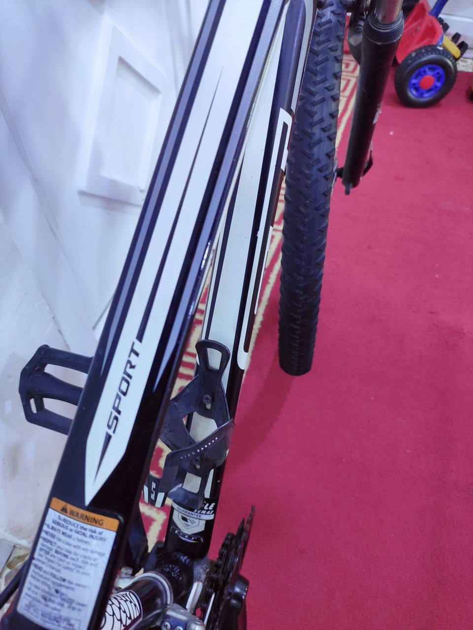 السلام عليكم 

دراجه #جبلي ماركة #GT جي تي العالميه ماركه غنيه عن التعريف

 صنع امريكي اصلي 🇺🇸...لشه مضلع حديث ..فول المنيوم خفيف جدا

حجم 27.5 ..دبل أمامي سلس 100٪... لون مميز سمنتي لامع

سستم شيمانو كامل ...سيت  #SHIMANO كامل سلس وسريع

بدالات السرعه 7X3 سحب دفع #شاشه حديث ....بريكات سستم 

بروماكس بالمكان ....وياله طبقتين اصليه alltera مصممه لتحمل الاوزان الثقيله والطسات 

تايرات كتان اصليه ماركة #KENDA_كيندا احترافية اورجنال

سرج طبي اصلي مختوم شركة ..ستيرن رياضي نفخ المنيوم 

كمبليونات وياله وسرج اصلي ...حتى البايدارات مختومه جي تي

🔴الدراجه قطعه مال حاويه غير مستخدمه داخل العراق.مابيها برغي مبدل على وضع الشركة بلاد..ختم ليبل واحد حتى السرج والمسكات مختوم جي تي..الدراجه بدون اي نقص كامله وجاهزه

المكان موصل الجانب الايسر.....السعر 200 الف (ثابت_قفل)

يوجد توصيل بغداد

***********  رقمي
