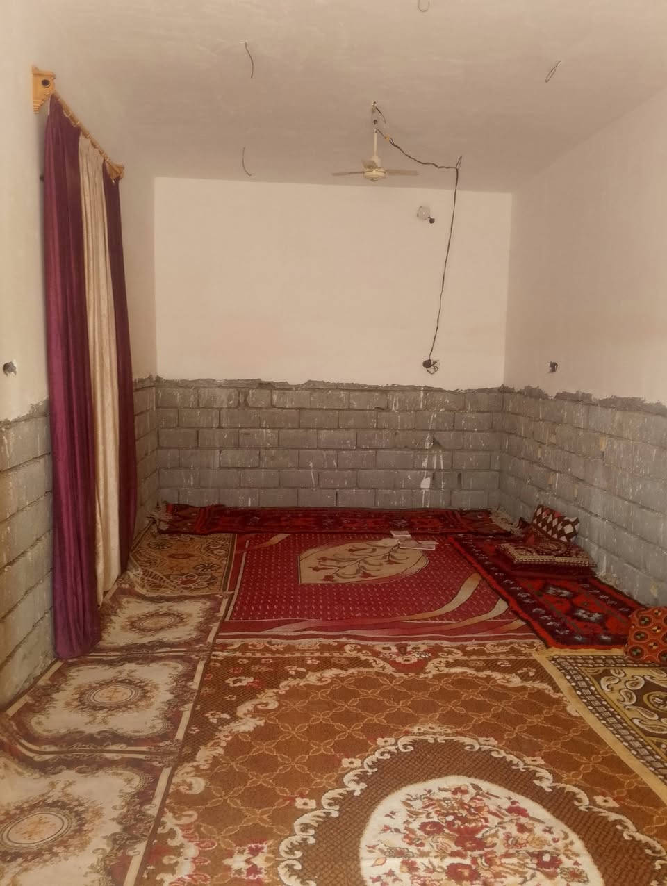 بيت للبيع المكان سوق الشيوخ حي العسكري بالبيت زراعي يتكون من ثلاث غرف وصاله وديوانيه وصحيات ومطبخ البيت بناء جديد يبعد عن كافه الخدمات 10 امتار السعر المطلوب 45 مليون وبي مجال الرقم بي بس واتساب ***********
