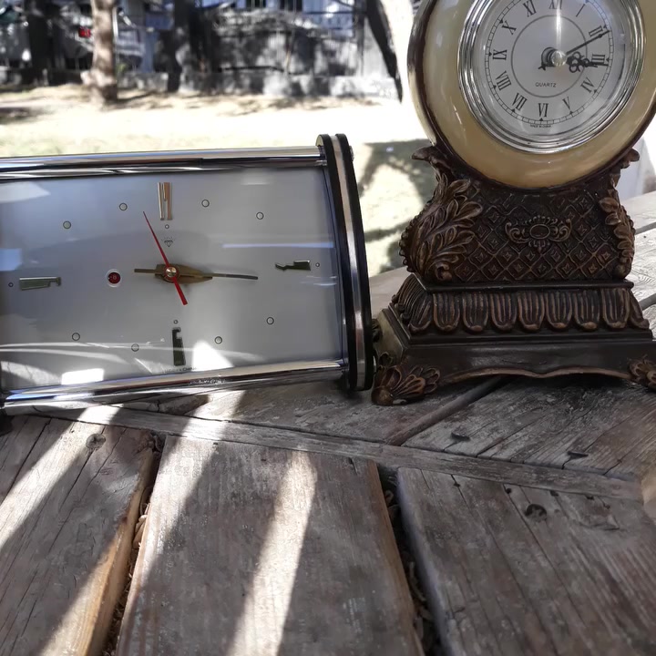 شاعتين وحدة صينية سودة تكويك ذات منبه و جرس استيراد الاجهزة الدقيقة و الاخرى صينية كوارتز منصوبة ع تمثال مصنوع من مادة الخزف بدون جرس  

قطع جميلة جدا 

مكفولة من اي عطل او خلل تعمل 100 % يوجد توصيل لكل محافظات العراق 

كما موضح في الصور و الفيديو

السعر مباشرة على الخاص


**إذا كنت صاحب هذا الإعلان وتريد حذفه لأي سبب، رجاءا أرسل رسالة إلى الدعم الفني**