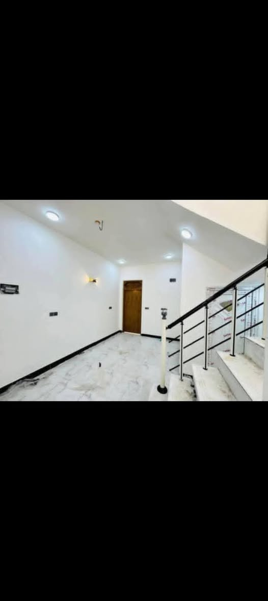 سلام عليكم بيت ٥٠ متر
يتكون من غرفه وصاله ومطبخ وصحيات داخل 
بناء طابوك  سكف صب 
بيت كامل مفتاح جديد بعده ما مسكون 
مكانه حي ميسان شارع 60 قرب سكله الكرعاري 
السعر ٢٤  الاستفسار
*********** / واتساب
